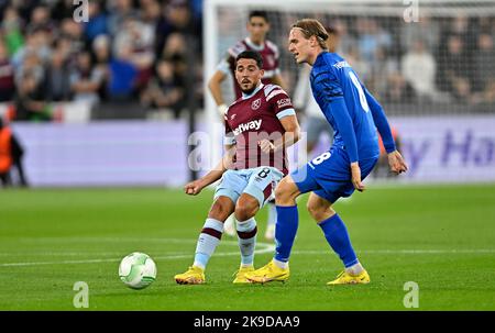 Londres, Royaume-Uni. 27th octobre 2022. Pablo Fornals (West Ham) passe lors du match West Ham vs Silkeborg SI UEFA Europa Conference League au London Stadium Stratford. Crédit : MARTIN DALTON/Alay Live News Banque D'Images