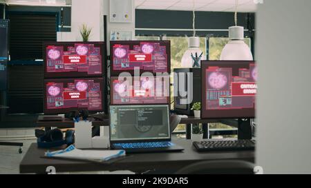 Les écrans d'ordinateur exécutant le piratage alertent la violation de sécurité dans un bureau d'agence informatique de logiciel vide, un message d'erreur critique clignote à l'écran avec des algorithmes de données. Dysfonctionnement du serveur système piraté. Banque D'Images