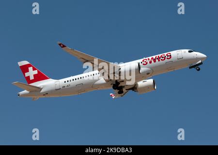 Malaga, Espagne. 21st août 2022. Un Airbus 220 suisse partant de l'aéroport de Malaga Costa del sol. Swiss International Air Lines, est le transporteur aérien de la Suisse, qui exploite des services réguliers en Europe et en Amérique du Nord, en Amérique du Sud, en Afrique et en Asie. (Photo de Fabrizio Gandolfo/SOPA Images/Sipa USA) crédit: SIPA USA/Alay Live News Banque D'Images