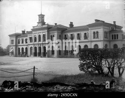 Plus grande maison de station en pierre, deux étages, rodées et plaquées, ainsi qu'une salle de piste à quatre voies. La maison a été inaugurée en 2/7 1866. La salle de piste râpée 1899. omb de la station. 1919, marqué K 1986. La station a ouvert 3 juillet 1866. Banhall à trois voies. À la cour, Un entrepôt en bois et des stands de locomotive de pierre.1900 ont été ajoutés nouveau garde-manger et des rails de jeu, le magazine de marchandises a été prolongé et une expédition spéciale de fret a été érigée. En 1930, cinq nouvelles pistes ont été ajoutées au Rangerbangården et, en 1933, le système de pistes a été complété au Personbangården. Combustion de magazine de marchandises Banque D'Images