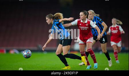 Londres, Royaume-Uni. 27th octobre 2022. Londres, Angleterre, 27 octobre 2022 : le pèlerin d'Alayah (7 FC Zurich) dribbles avec le ballon sous la pression de Noelle Maritz (16 Arsenal) lors du match de football de la Ligue des champions des femmes de l'UEFA entre Arsenal et FC Zurich au stade des Émirats de Londres, en Angleterre. (James Whitehead/SPP) crédit: SPP Sport Press photo. /Alamy Live News Banque D'Images