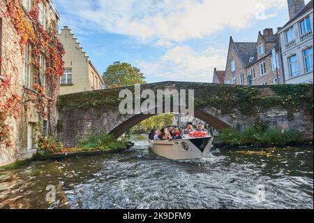 Bruges (Brugge) en Flandre, en Belgique et des bateaux touristiques circulent sur le canal de Groenerei, au cœur de la ville historique. Banque D'Images