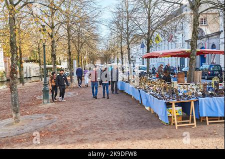 Les touristes et les habitants de la région se promènaient tôt le matin autour d'un marché aux puces sur de Dijver à Bruges, Flandre Belgique Banque D'Images