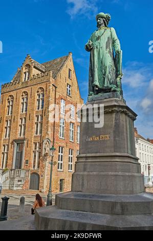 Bruges, Belgique et la statue du peintre néerlandais Jan van Eyck se dresse à la fin de Spiegelrei. Banque D'Images