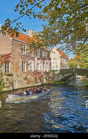 Bruges (Brugge) en Flandre, Belgique et des maisons bordent le canal de Groenerei au coeur de la ville. Banque D'Images