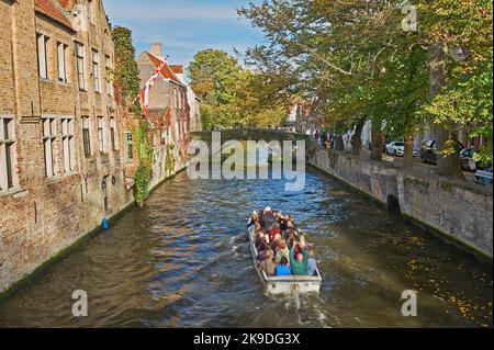 Bruges (Brugge) en Flandre, Belgique et des maisons bordent le canal de Groenerei au coeur de la ville. Banque D'Images