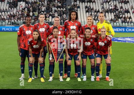 Turin, Italie, 27th octobre 2022. L'Olympique Lyonnias à partir de onze de la ligne pour une photo d'équipe avant le coup de pied, rangée arrière ( de L à R ); Melvine Malard, Damaris Egurrola, Amandine Henry, Wendie Renard, Lindsey Horan et Christiane Endler, première rangée ( de gauche à droite ); Delphine Cascarino, Selma Bacha, Eugénie le Sommer, Danielle Van de Donk et Janice Cayman, dans le cadre du match de la Ligue des champions des femmes de l'UEFA au stade Juventus, à Turin. Crédit photo à lire: Jonathan Moscrop / Sportimage crédit: Sportimage / Alay Live News Banque D'Images