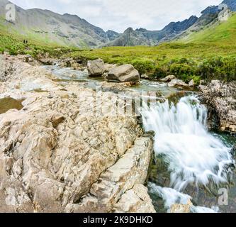 Longue ligne de chutes d'eau et de piscines de montagne rocheuses au pied des montagnes Black Cuillin, site touristique populaire, spectaculaire paysage de Skye, un chemin escarpé Banque D'Images