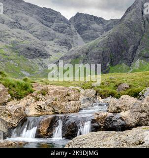 Longue ligne de chutes d'eau et de piscines de montagne rocheuses au pied des montagnes Black Cuillin, site touristique populaire, spectaculaire paysage de Skye, un chemin escarpé Banque D'Images