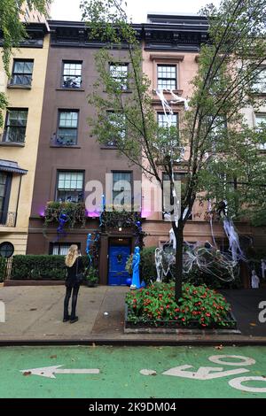 NEW YORK, NEW YORK - 25 octobre 2022 : deux maisons de ville sont couvertes de décorations d'Halloween à New York, New York, le mardi 25 octobre 2022. (Photo : Gordon Donovan) Banque D'Images