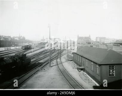 Bangården à la gare de Malmö. Gare centrale de Malmö. De 1856 à 1864, la ligne principale sud a été ouverte par étapes. La ligne principale de Malmö à Lund a été ouverte pour le trafic 1856-12-01. La première maison de gare en pierre avec salle de chemin de fer a été construite en 1855-56 par un architecte danois inconnu, éventuellement C.F.RASMISSEN. Le bâtiment a été en grande partie détruit dix ans plus tard, à 14 décembre 1866, en cas d'incendie. En 1878, une grande extension du système de chenilles a été achevée, un cercle stable a été ajouté, l'atelier de réparation et le magasin de marchandises ont été élargis. Connexion de chemins de fer individuels au stat Banque D'Images