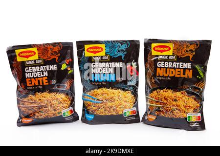 WETZLAR, ALLEMAGNE 2022-07-25: Divers MAGGI Asia Instant Noodles.Maggi est une marque internationale de soupes, de stocks, de cubes de bouillon, de ketchup, de sauce. Banque D'Images