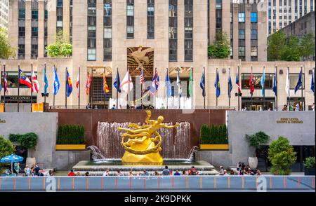 New York, Etats-Unis - 18 septembre 2022 : Fontaine de New York avec une statue de Prométhée Banque D'Images