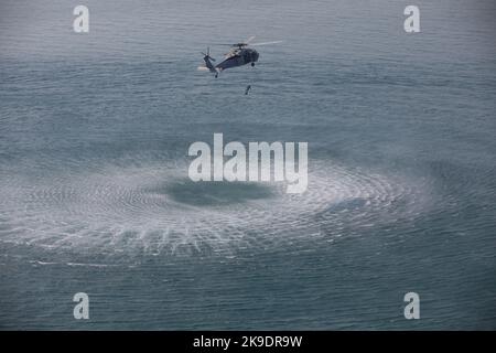 221024-A-NR779-1010 GOLFE PERSIQUE (OCT 24, 2022) les marins affectés à l'Escadron de combat de la mer (HSC) 26 participent à l'entraînement de recherche et de sauvetage dans le golfe Arabo-Persique, le 24 octobre. HSC-26 forme des pilotes et des aviateurs à utiliser le MH-60s Sea Hawk dans le monde entier dans diverses missions, y compris le soutien logistique de la flotte, la recherche et le sauvetage, l'évacuation médicale, le soutien spécial de guerre, la guerre anti-surface, aide humanitaire et secours en cas de catastrophe. (É.-U. Photo de l'armée par la SPC. Aaron Troutman) Banque D'Images