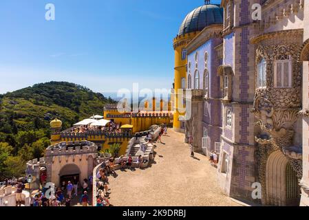 Personnes dans le Palais Pena, Sintra, Portugal Banque D'Images