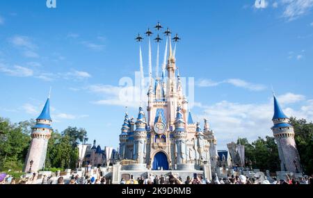 Le United States Air Force Air Demonstration Squadron, connu sous le nom de Thunderbirds, survole le château de Cendrillon dans le parc Magic Kingdom, Walt Disney World, Floride, le 27 octobre 2022. Le survol célébrait le 50th anniversaire de Disney, le 75th de l’Armée de l’air, et marqua le début du mois national des anciens combattants et des familles militaires de Disney. (É.-U. Photo de la Force aérienne par l'homme principal, Dakota C. Legrand) Banque D'Images