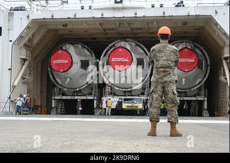 Un aviateur du 2 Space Launch Squadron observe le navire à bascule de l'United Launch Alliance pour livrer trois boosters Delta IV à la base spatiale de Vandenberg, en Californie, au 23 août 2021. Les fusées sont destinées à la mission NROL-91 et les dernières fusées de ce type à être utilisées à Vandenberg. (É.-U. Photo de la Force spatiale par le premier Airman Daniel Sanchez) Banque D'Images