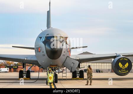 Chef d'équipage Tech. Sgt. Jessica Chatfield et le sergent d'état-major. Collin Fater, abaisser les volets pour une inspection en amont du KC-135 Stratotanker du Groupe de ravitaillement en air 127th, Selfridge Air National Guard base, Michigan, 25 octobre 2022. Le KC-135 est exploité par le groupe de ravitaillement aérien 127th, piloté par le 171st Escadron de ravitaillement aérien et entretenu par le 191st Escadron de maintenance. Les chefs d'équipage jouent un rôle essentiel pour maintenir le KC-135s opérationnel. (É.-U. Photo de la Garde nationale aérienne par Terry L. Atwell) Banque D'Images