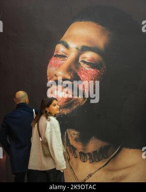 Londres, Royaume-Uni. 27th octobre 2022. Deux invités regardent une photo de Quil Lemon qui présente le modèle Isaiah 'Teddy' Write, de la série Glitterboy, 2017.célébrités et invités se mêlent et posent avec les images. Vue privée de la nouvelle exposition « The New Black Vanguard: Photography Between Art and Fashion » à la Saatchi Gallery de Londres. L'exposition présente 15 photographes noirs internationaux et est une célébration de la créativité noire à la fois devant et derrière l'appareil photo et se tiendra jusqu'au 22 janvier 2023. Credit: Imagetraceur/Alamy Live News Banque D'Images