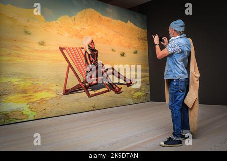 Londres, Royaume-Uni. 27th octobre 2022. Un invité prend des photos de Jamal Nxedlana, « Late Leisure », 2019. Invités invités et artistes se mêlent et posent avec les images. Vue privée de la nouvelle exposition « la nouvelle Vanguard noire : la photographie entre l'art et la mode » à la Saatchi Gallery de Londres, soutenue par Burberry. L'exposition présente 15 photographes noirs internationaux et est une célébration de la créativité noire à la fois devant et derrière l'appareil photo, qui se tient jusqu'au 22 janvier 2023. Credit: Imagetraceur/Alamy Live News Banque D'Images