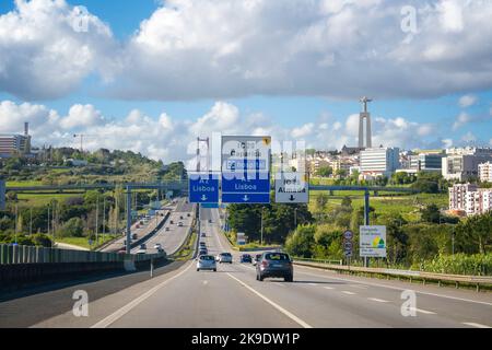 En voiture à Lisbonne, Portugal sur l'autoroute A2, le quartier d'Almada, le pont Ponte 25 de Abril et la statue du Christ Roi en arrière-plan Banque D'Images