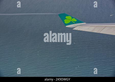 Le symbole de la feuille de trèfle irlandaise d'un Aer Lingus A 330 forme un sentier à vapeur au-dessus de la mer d'Irlande à Malahide, en Irlande Banque D'Images