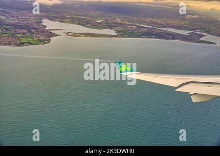 Le symbole de la feuille de trèfle irlandaise d'un Aer Lingus A 330 forme un sentier à vapeur au-dessus de la mer d'Irlande à Malahide, en Irlande Banque D'Images