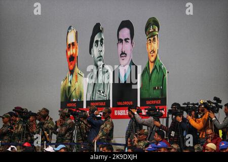 Srinagar, Inde. 27th octobre 2022. Les personnes des médias qui ont couvert pendant l'anniversaire de l'atterrissage de l'armée à Srinagar en 1947, à la station de l'Armée de l'air indienne, à la périphérie de Srinagar, au Cachemire contrôlé par l'Inde, le jeudi 27 octobre 2022. (Photo de Mubashir Hassan/Pacific Press) crédit: Pacific Press Media production Corp./Alay Live News Banque D'Images