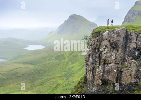 Magnifique, spectaculaire écossais, paysage de montagne de Skye, sommets dentelés, route sinueuse et falaises abruptes, le long de la promenade des collines de Quiraing, herbe de cours vert couvert Banque D'Images