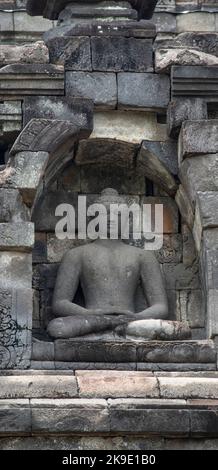 Indonésie, Java, Borobudur. Le plus grand monument bouddhiste du monde, vers 780-840 après J.-C. Patrimoine mondial de l'UNESCO. Statue de Bouddha sculptée. Banque D'Images