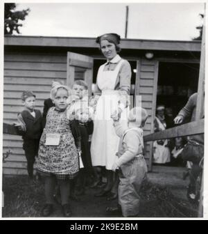 Des enfants de Finlande dans le cadre de l'évacuation des enfants pendant la guerre, ici à la gare de Krylbo. Banque D'Images