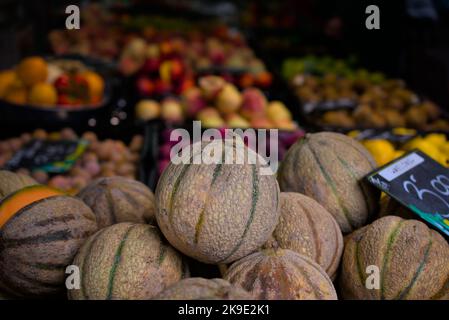 Melon charentais dans un marché de rue de produits, Lyon, France Banque D'Images