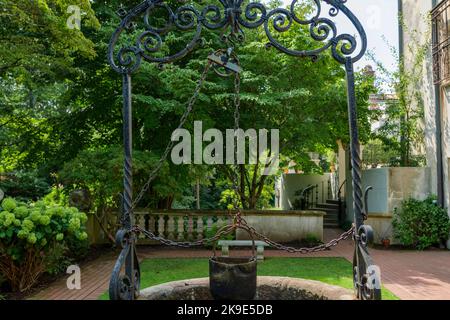 Ancien puits avec un seau et un cadre forgé au Vanderbilt Museum long Island New York Banque D'Images