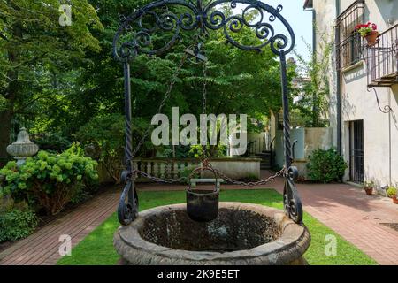 Ancien puits avec un seau et un cadre forgé au Vanderbilt Museum long Island New York Banque D'Images