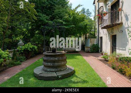 Ancien puits avec un seau et un cadre forgé au Vanderbilt Museum long Island New York Banque D'Images