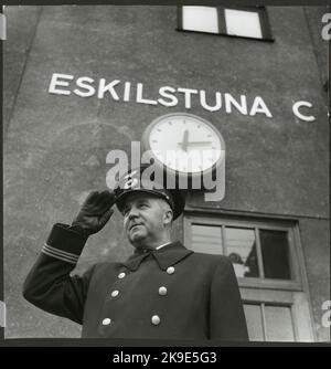 Stins Gustaf Blom fait honneur devant la maison de la gare d'Eskilstuna C. Banque D'Images