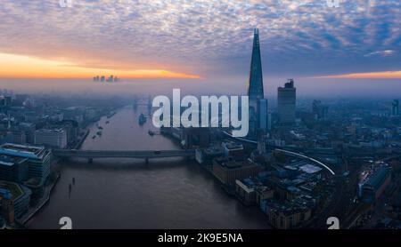Large vue panoramique par drone aérienne du Shard au lever du soleil sur la Tamise brumeuse, ville de Londres en arrière-plan, Royaume-Uni Banque D'Images