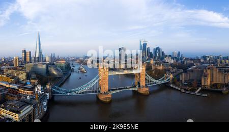 Vue panoramique aérienne panoramique de Tower Bridge, The Shard et City of London sur la Tamise, Royaume-Uni Banque D'Images