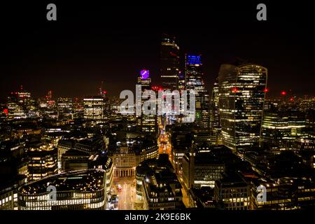 Vue aérienne nocturne de Londres City, lumières colorées de gratte-ciel et quartier financier depuis drone, Angleterre, Royaume-Uni Banque D'Images