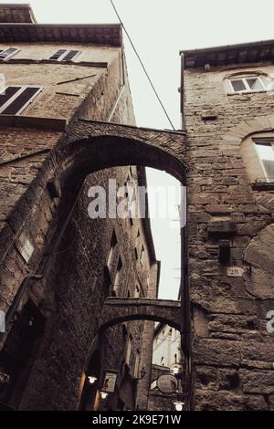 Passages de pont entre deux bâtiments médiévaux en pierre Banque D'Images