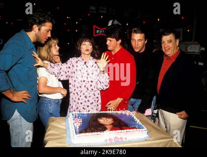 Craig Bierko, Rebecca Bush, Valérie Bertinelli, Matthew Perry, Daniel Baldwin et Barney Martin, Cast of 'Sydney' on 23 avril 1990 fêtent l'anniversaire de Bertinelli en 30th crédit: Ralph Dominguez/MediaPunch Banque D'Images