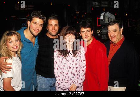 Craig Bierko, Rebecca Bush, Valérie Bertinelli, Matthew Perry, Daniel Baldwin et Barney Martin, Cast of 'Sydney' on 23 avril 1990 fêtent l'anniversaire de Bertinelli en 30th crédit: Ralph Dominguez/MediaPunch Banque D'Images