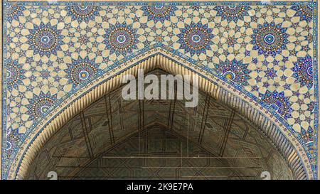 Belle mosaïque florale et géométrique au-dessus de l'entrée de l'ancien Ulugh Beg madrassa, classé au patrimoine mondial de l'UNESCO, Samarkand, Ouzbékistan Banque D'Images