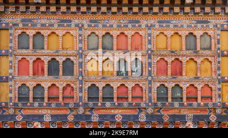 Détail de l'architecture buthanese traditionnelle colorée dans la cour intérieure de Paro dzong également connu sous le nom de Rinpung dzong, Bhoutan occidental Banque D'Images