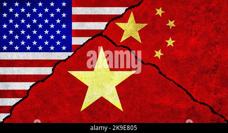 Les Etats-Unis, la Chine et le Vietnam drapeau ensemble sur le mur. Relations diplomatiques entre les États-Unis d'Amérique, le Vietnam et la Chine Banque D'Images