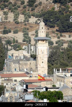 Vue sur le minaret Al-Ghawanima (Bani Ghanim Minaret) dans le quartier musulman de la vieille ville de Jérusalem. Banque D'Images