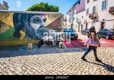 Cascais, Portugal, peinture murale colorée d'un homme avec pattes, rue, passages en croix, piéton, véhicules garés Banque D'Images