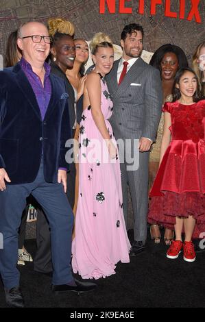 New York, États-Unis. 27th octobre 2022. (G-D) Directeur Harry Bradbeer, Sharon Duncan-Brewster, Abbie Hern, Millie Bobby Brown, Henry Kavill, Susan Wokoma et Serrana su-Ling Bliss assistent à la première mondiale de 'Enola Holmes 2,' au Paris Theatre, New York, NY, 27 octobre 2022. (Photo par Anthony Behar/Sipa USA) crédit: SIPA USA/Alay Live News Banque D'Images