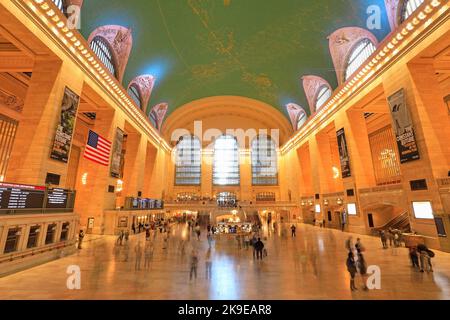 Les navetteurs et les touristes dans la Grand Central Station. C'est la plus grande gare au monde par nombre de plates-formes: 44, avec 67 voies. Banque D'Images