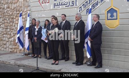 ROSH HANIKRA, ISRAËL - OCTOBRE 27 : le directeur politique du ministère israélien des Affaires étrangères, Aliza Bin noun, fait une déclaration au poste-frontière de Rosh HaNikra, ou Ras al-Naqura (arabe), à la suite de la signature d'un accord frontalier maritime entre Israël et le Liban sur 28 octobre 2022 à Rosh Hanikra, en Israël. Après 11 ans de négociations, Israël et le Liban ont signé séparément un accord sur la frontière maritime négocié par les États-Unis à Naqoura, dans le sud du Liban, près de la frontière israélienne, permettant à chaque pays d'exploiter les champs de gaz lucratifs au large de leurs côtes. Crédit : Eddie Gerald/Alay Live News Banque D'Images